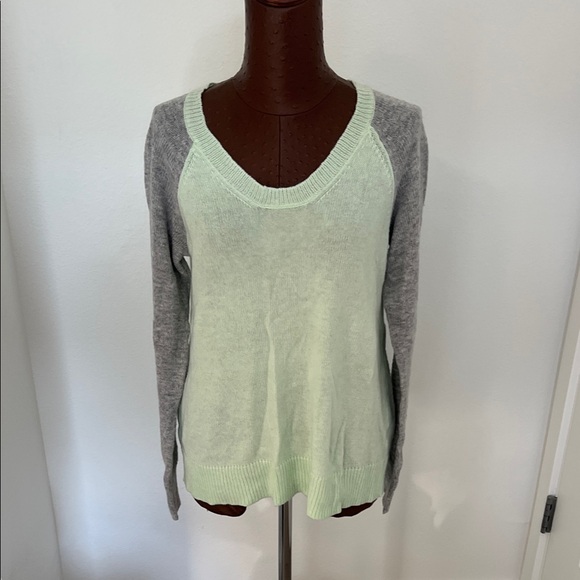 Robbi & Nikki by Robert Rodriguez Mint Green and Gray Sweater - Picture 1 of 5